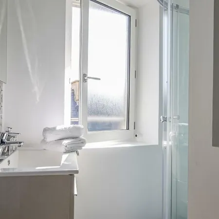 Daire Luckey Homes - Rue Larcher Bayeux